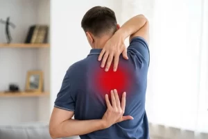 علت درد بین دو کتف چیست و چگونه درمان می‌شود؟